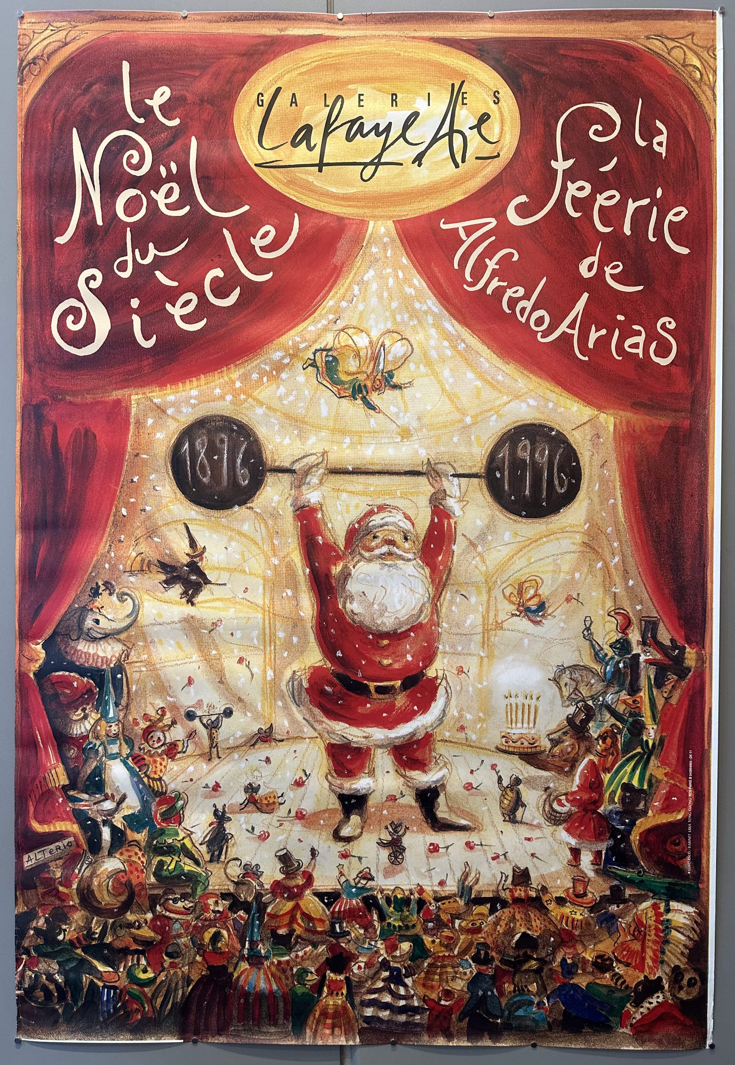 Illustration of Santa holding a barbell and toys gathering around to watch him on stage in Galeries Lafayette Christmas show poster.
