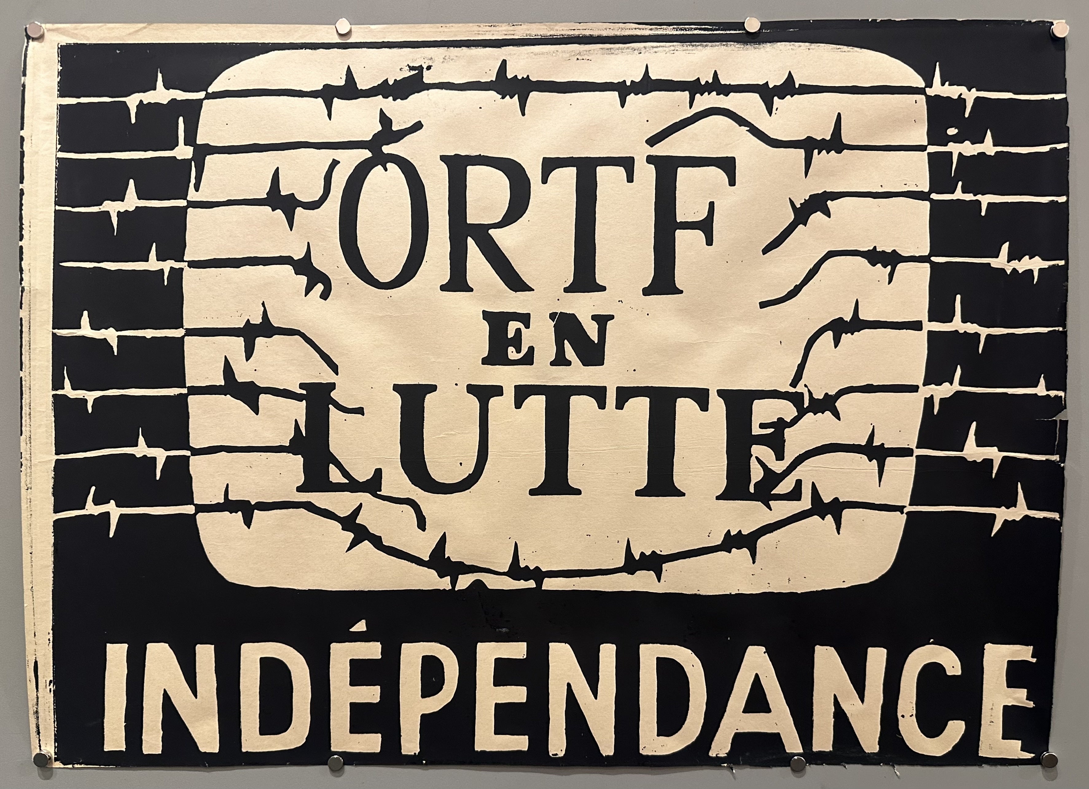 Barbed wire surrounding the main text, with 'Independance' written below it in white against black.