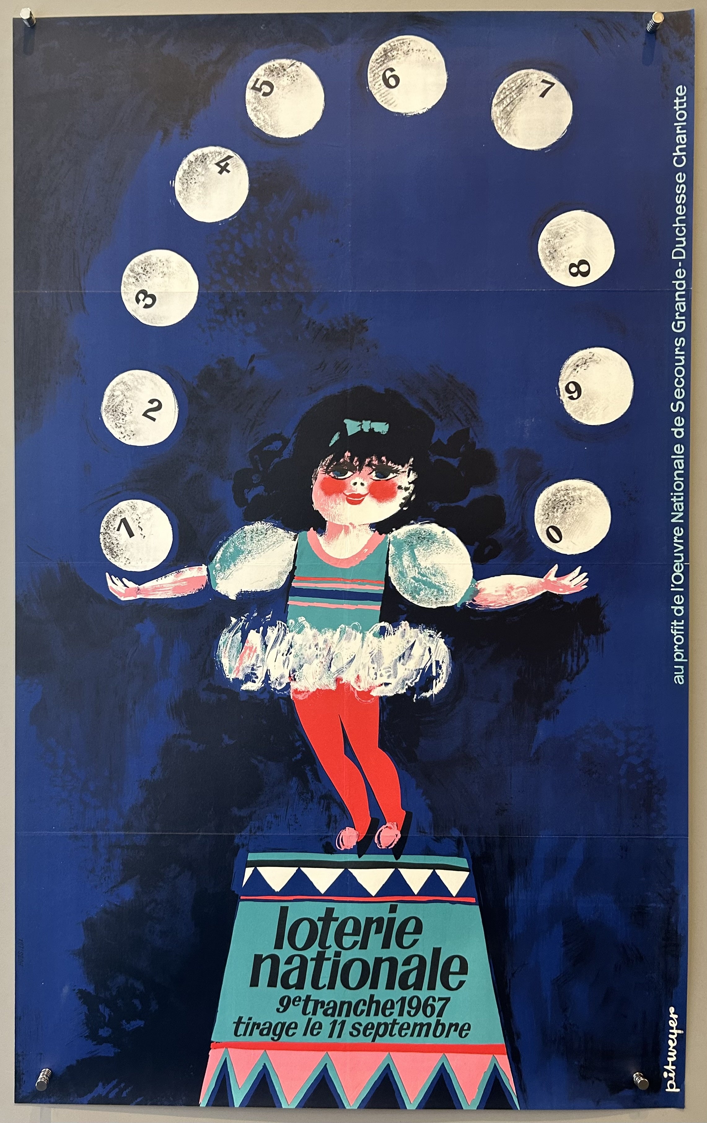 women or girls in the middle, juggeling promoting the Luxembourgish National Lottery, benefiting the National Relief Work of Grand Duchess Charlotte.