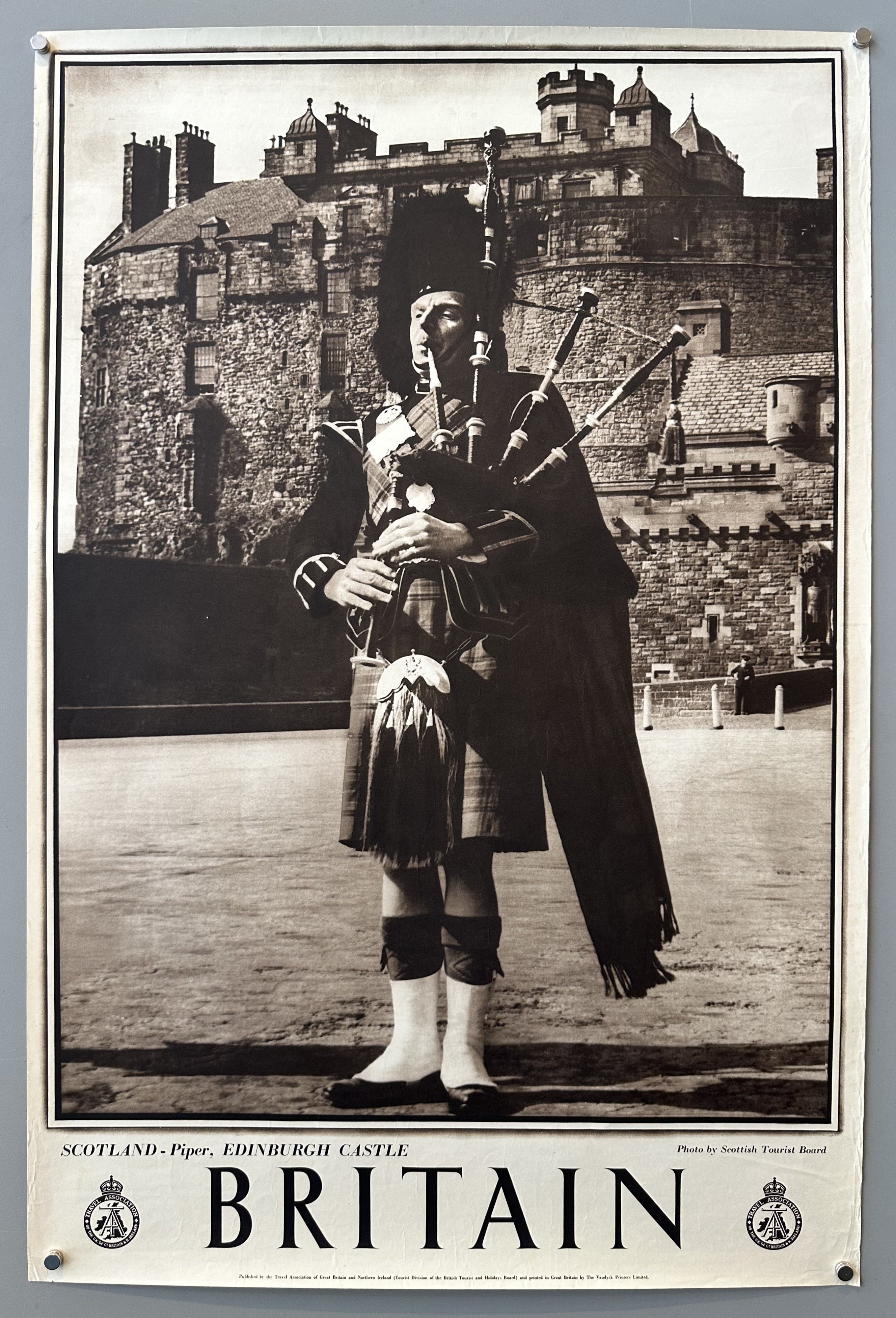 Britain: Edinburgh Castle Piper