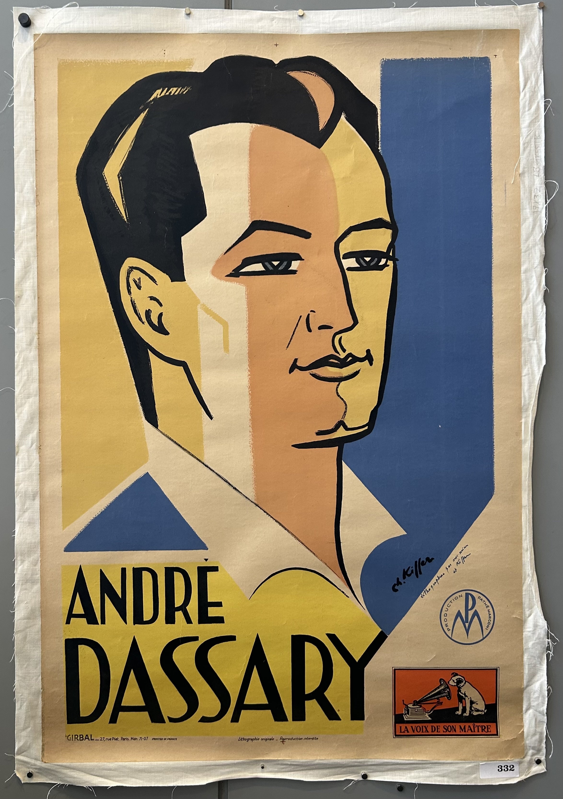 A man has a tricolor background