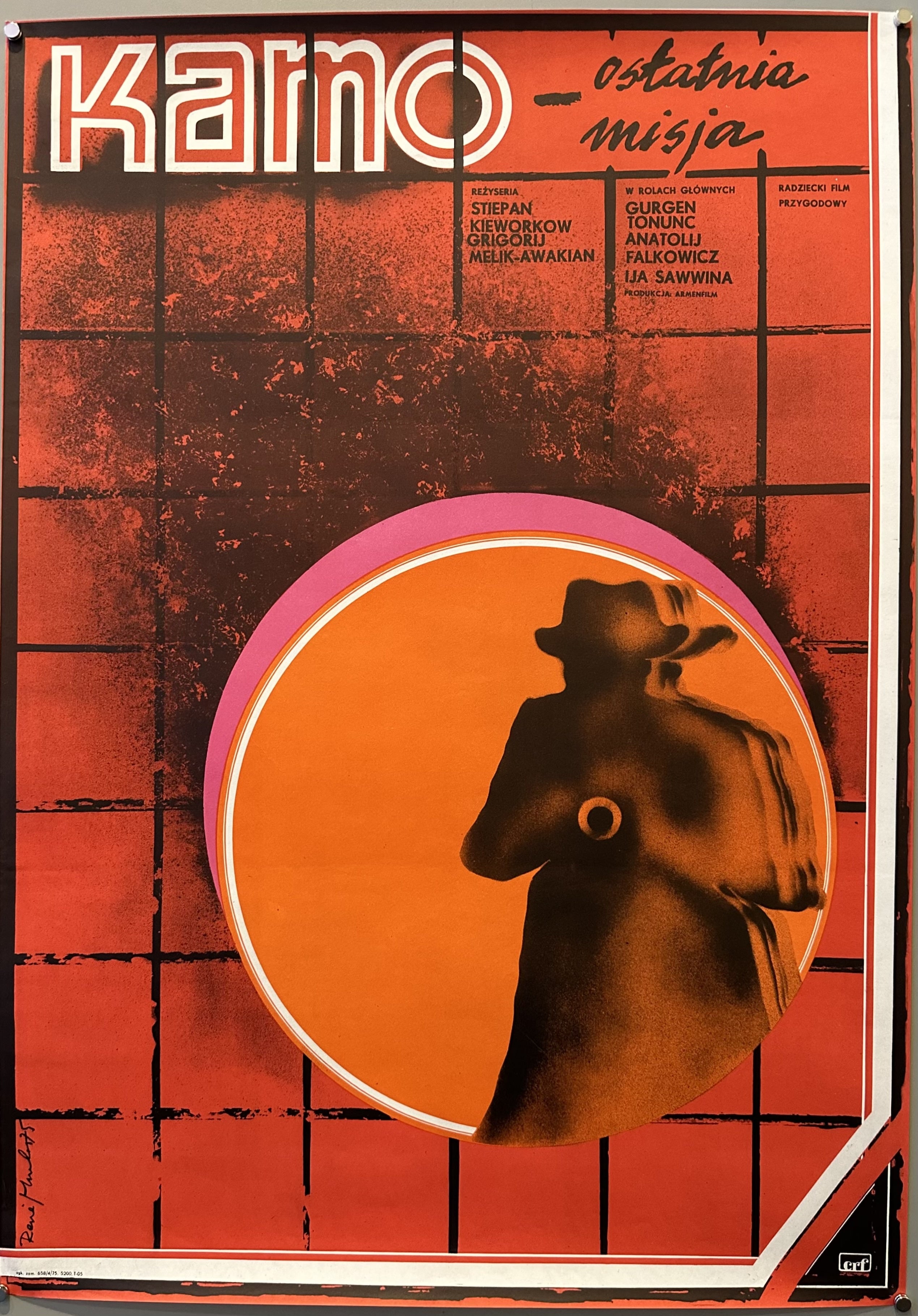 Main colors: red, pink, and orange. Five color image: red grid-like background. The poster depicts a silhouette of a man pointing a gun. The text is in Polish.