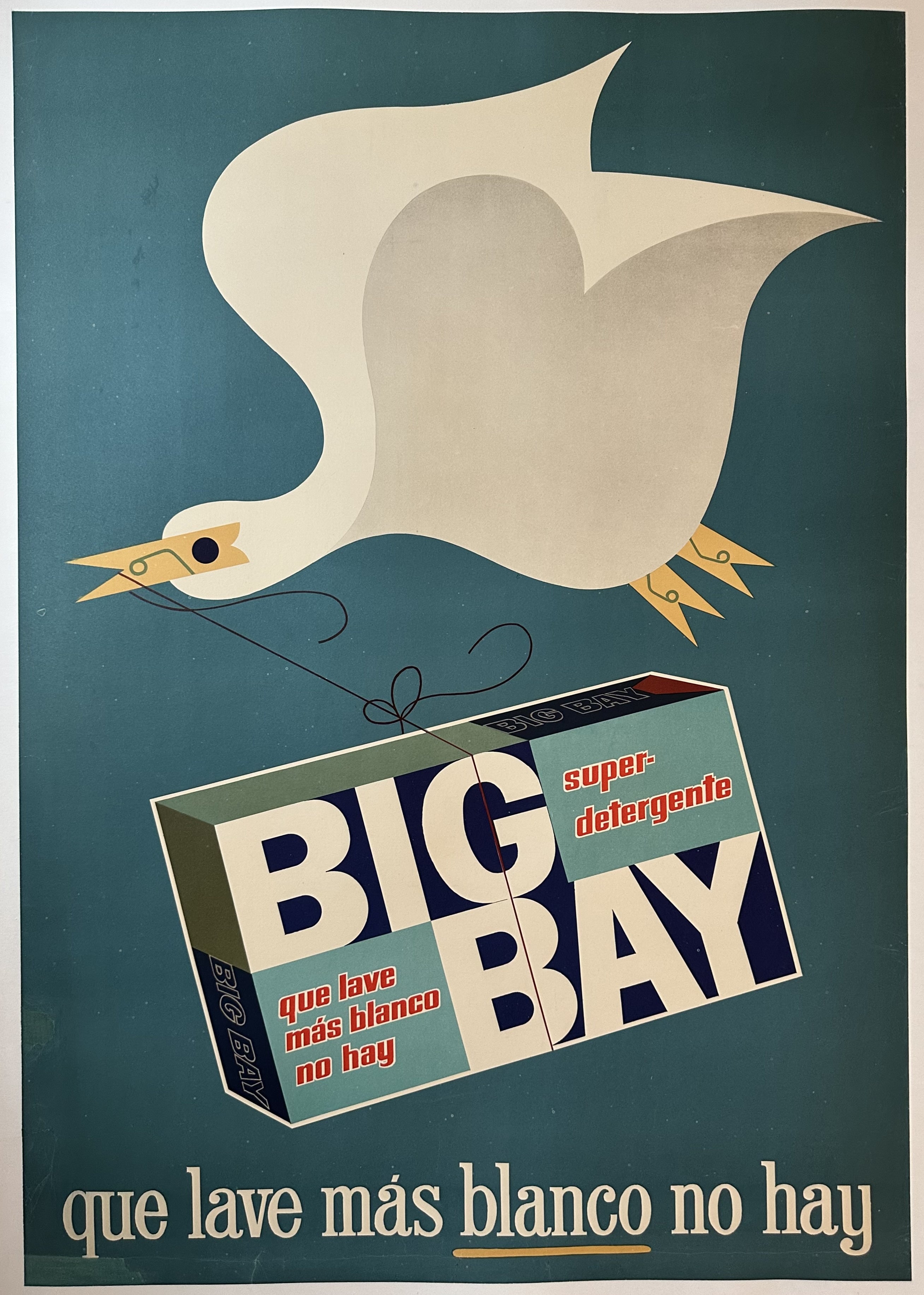 A bird is flying white holding a string in its mouth tied to a box. Below the bird is spanish text translating to "Big Bay Super detergent that washes whiter than anything else / That washes whiter than anything else".