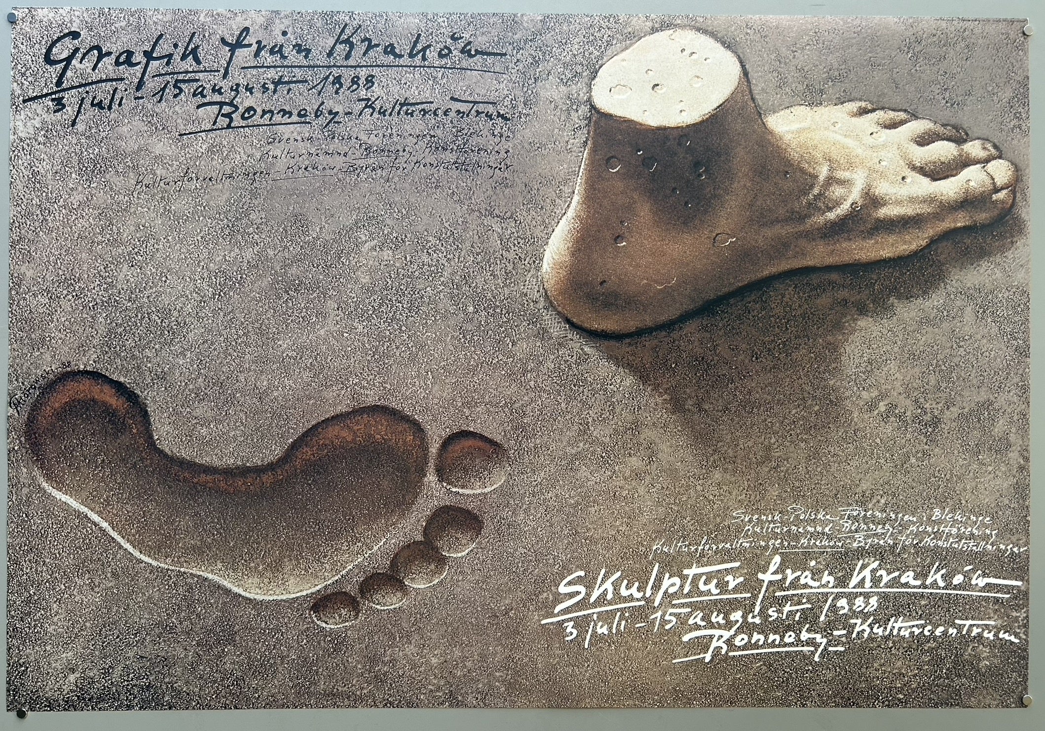 The poster features a striking visual of a sculpted foot and a footprint, embodying the themes of sculpture and graphic arts presented in the exhibition.