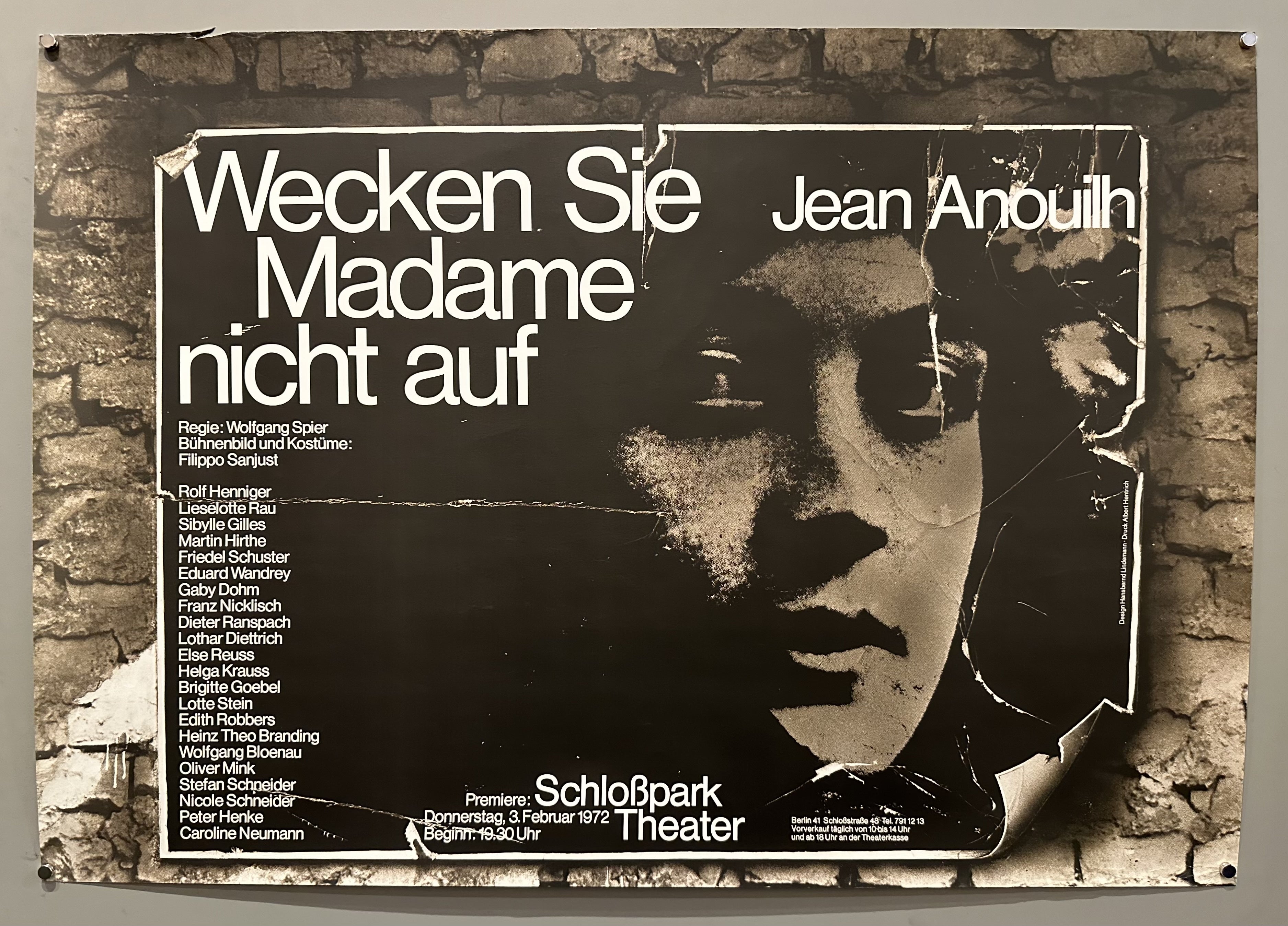 Horizontal poster promoting a play at a performing arts center in Germany with a portrait of a boy's face.