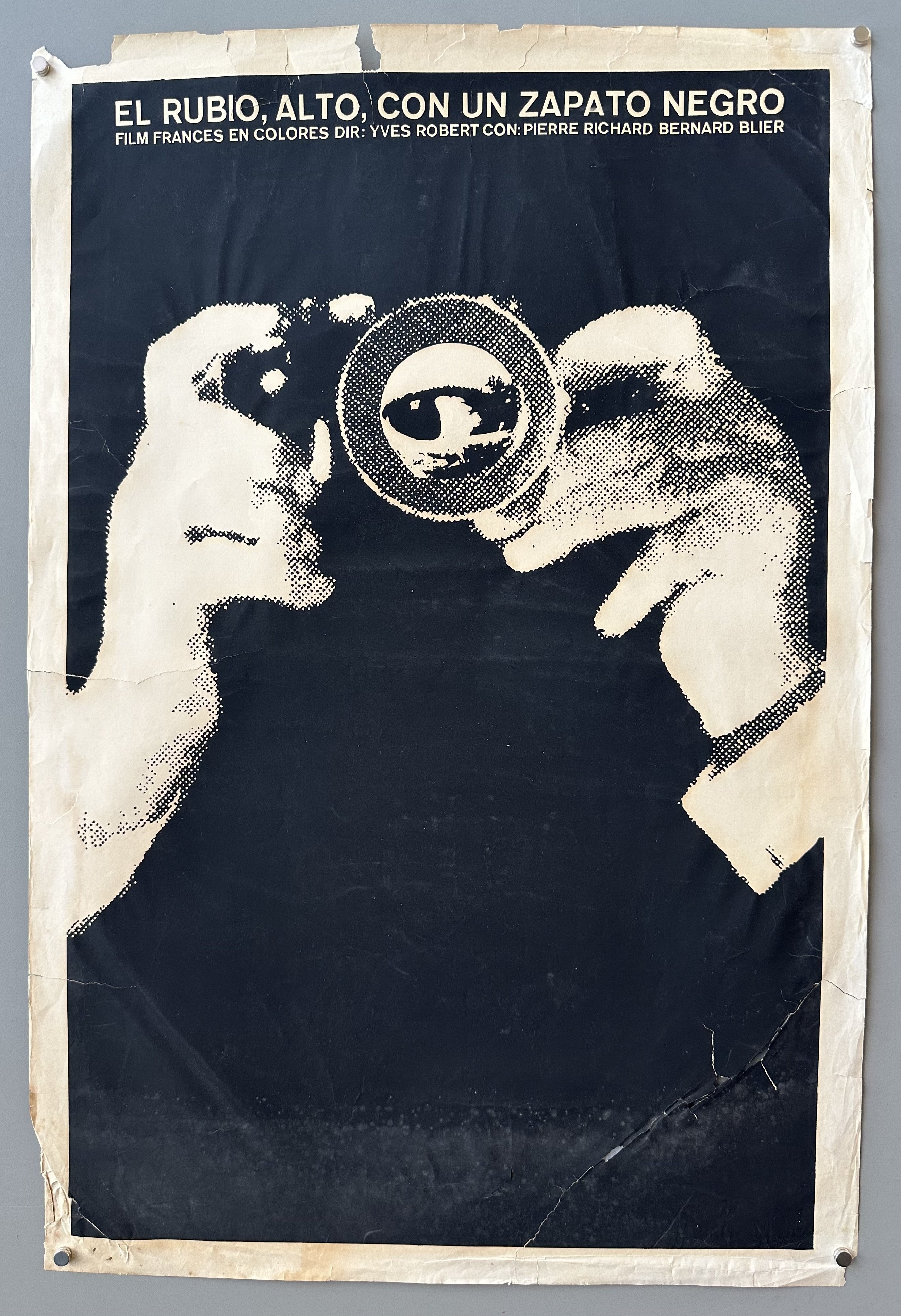 El Rubio, Alto, Con Un Zapato Negro