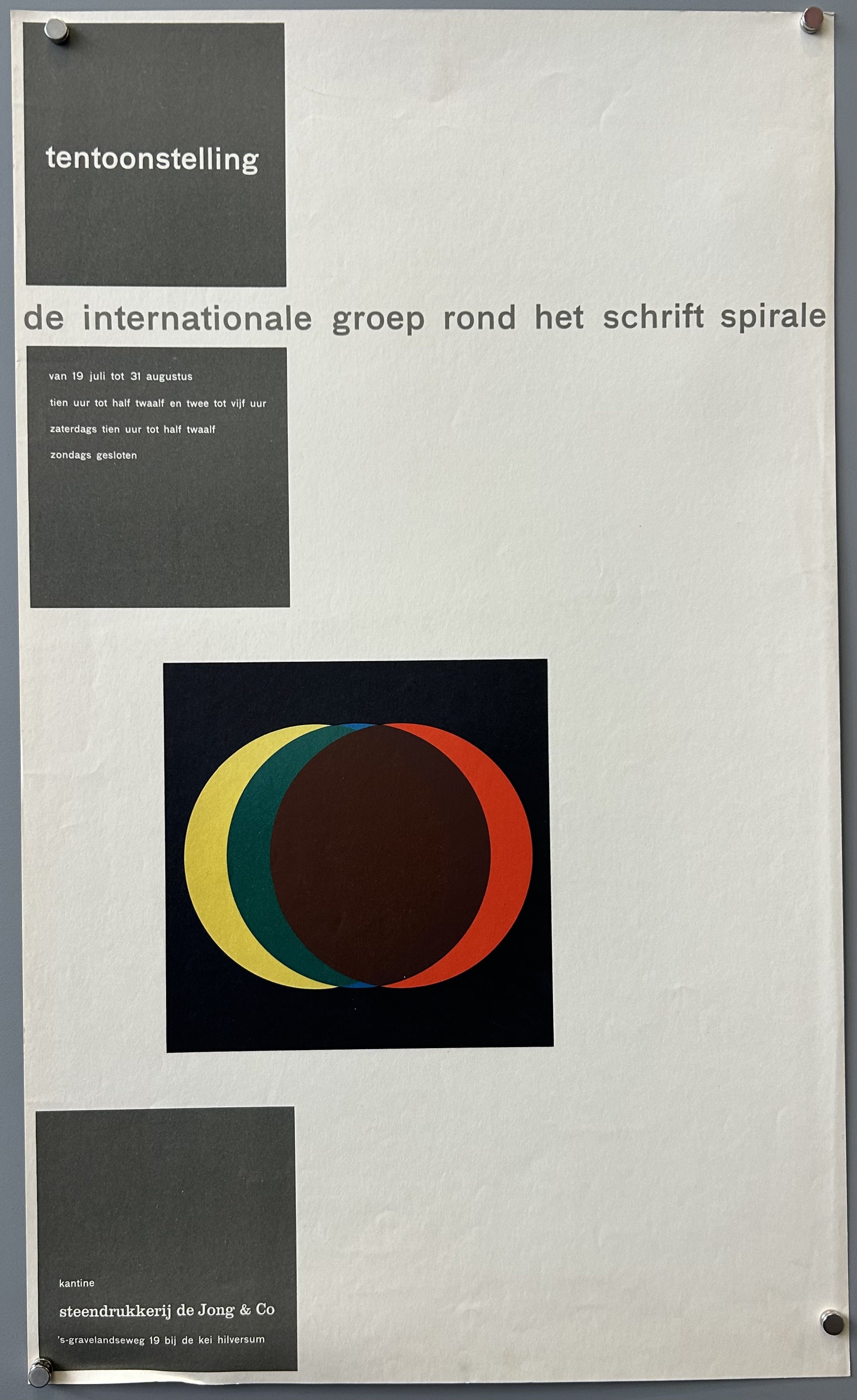featuring geometric abstract design with overlapping red, yellow, green, and brown circles on a black square. The text, in simple sans-serif typography, announces an exhibition by “de internationale groep rond het schrift spirale,