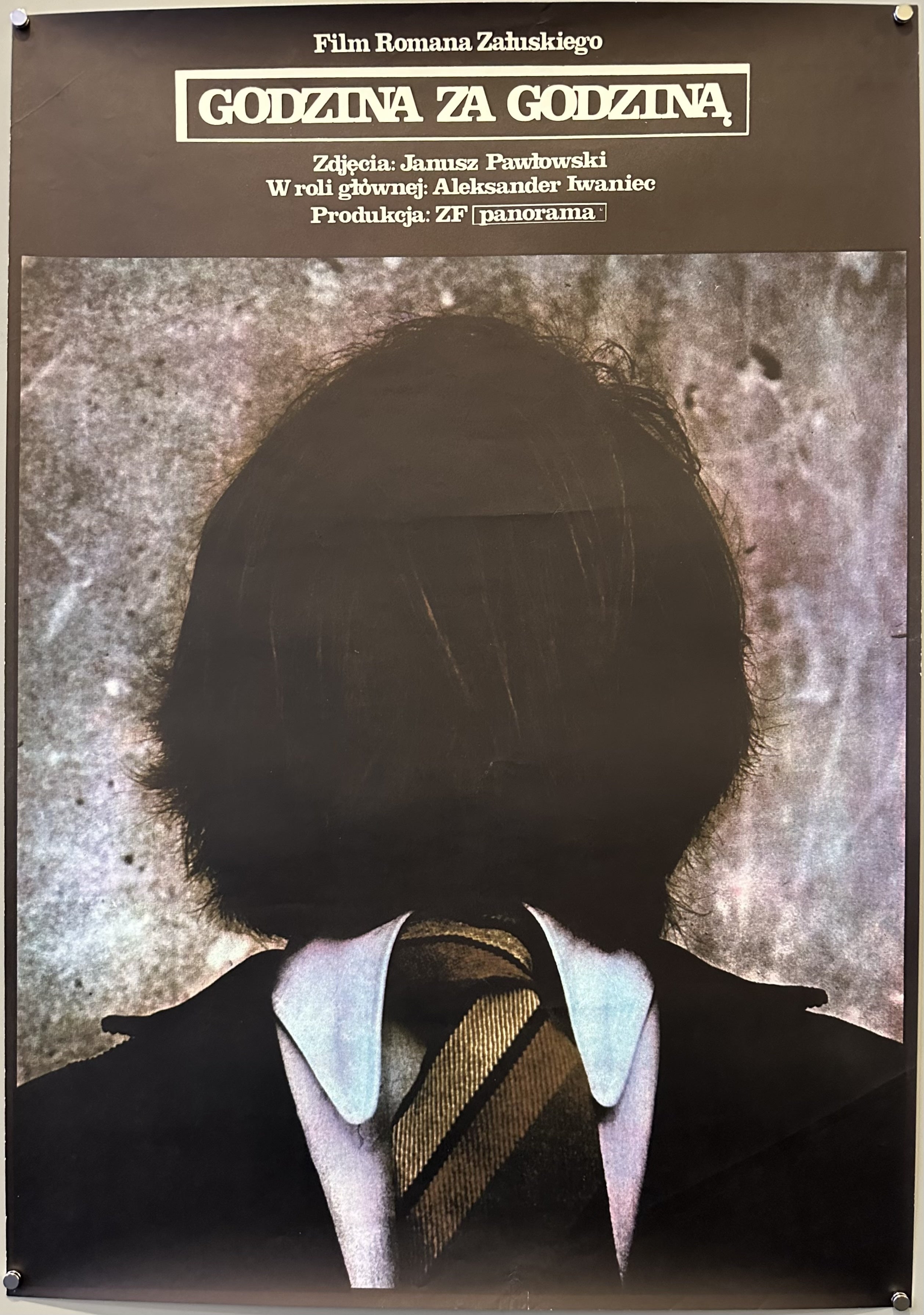 A faceless man is at the center of this Polish film poster for "Godzina za Godzina".