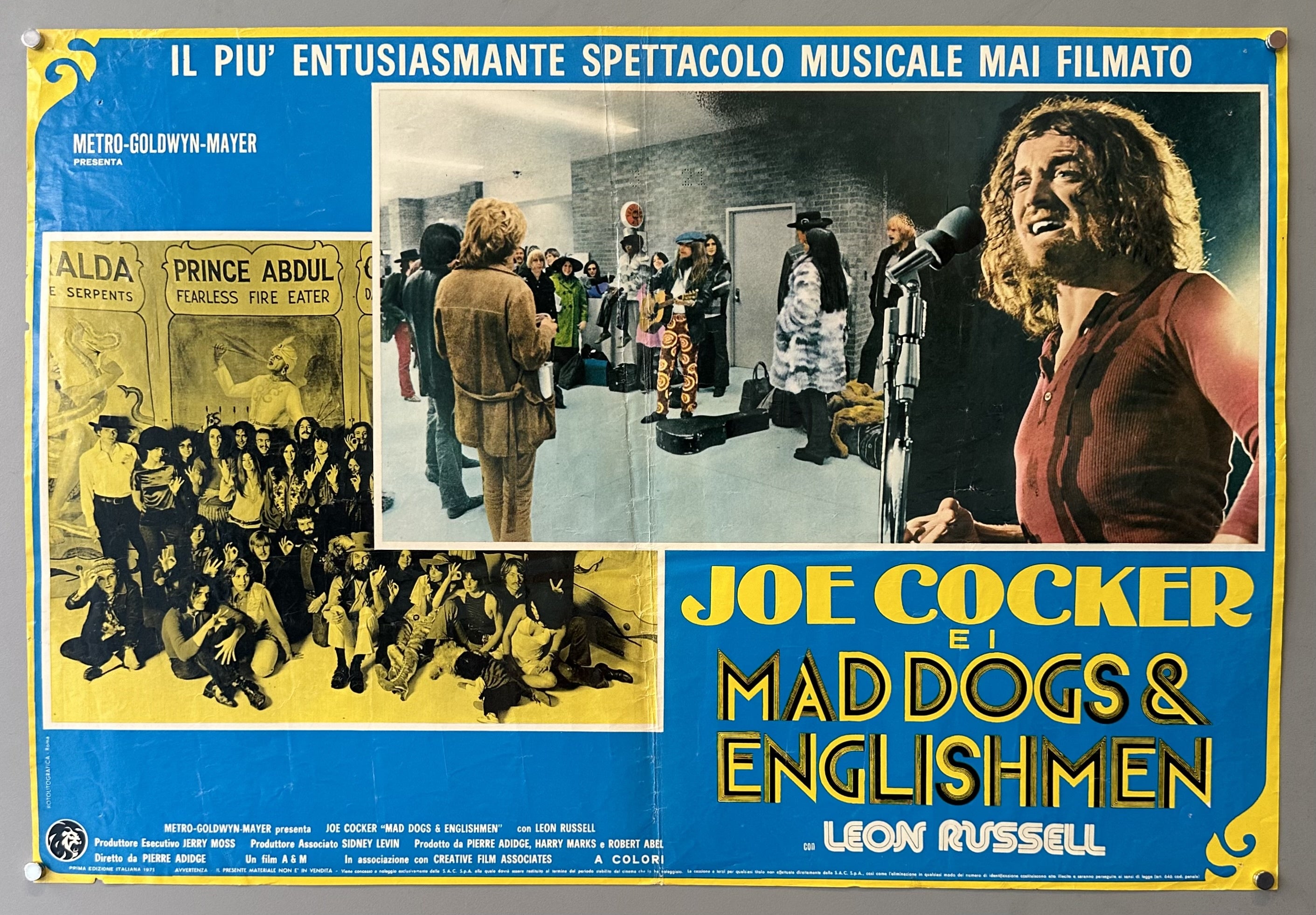 A movie poster for "Joe Cocker e i Mad Dogs & Englishmen" presented by Metro-Goldwyn-Mayer. The poster features a large image of Joe Cocker singing into a microphone on the right, and smaller inset images on the left depicting various scenes, including a group of people
