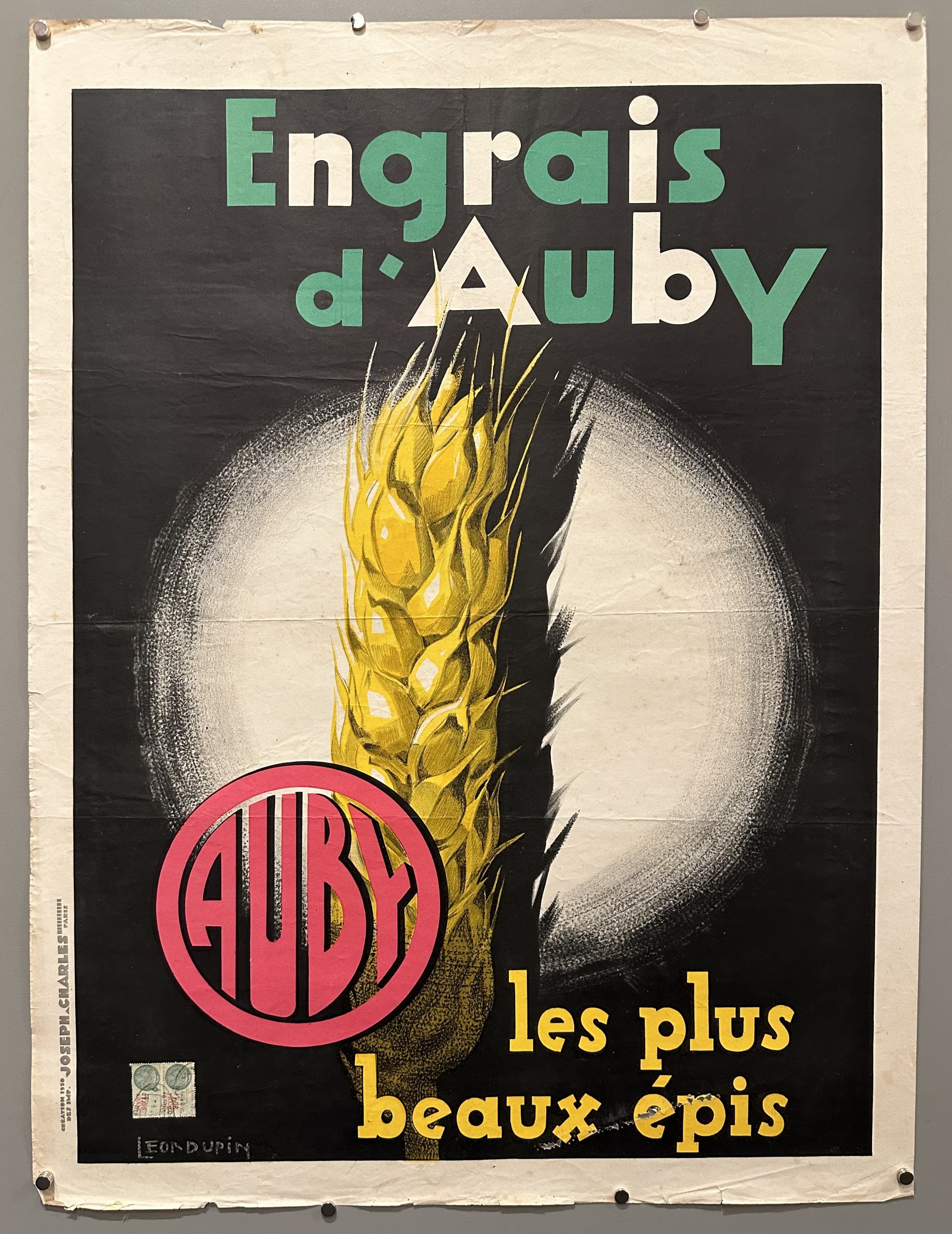 Illustration of an ear of corn in the spotlight in fertilizer advertisement.