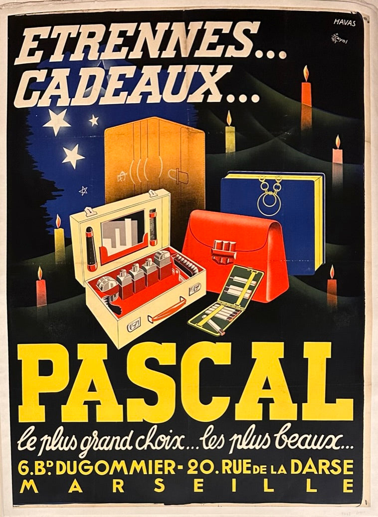 In the poster, a few lit candles are surrounded by bags and gifts. The central display of the text "Pascal" highlights this store as the destination to discover a wide range of varied gift options for celebrating the New Year.
