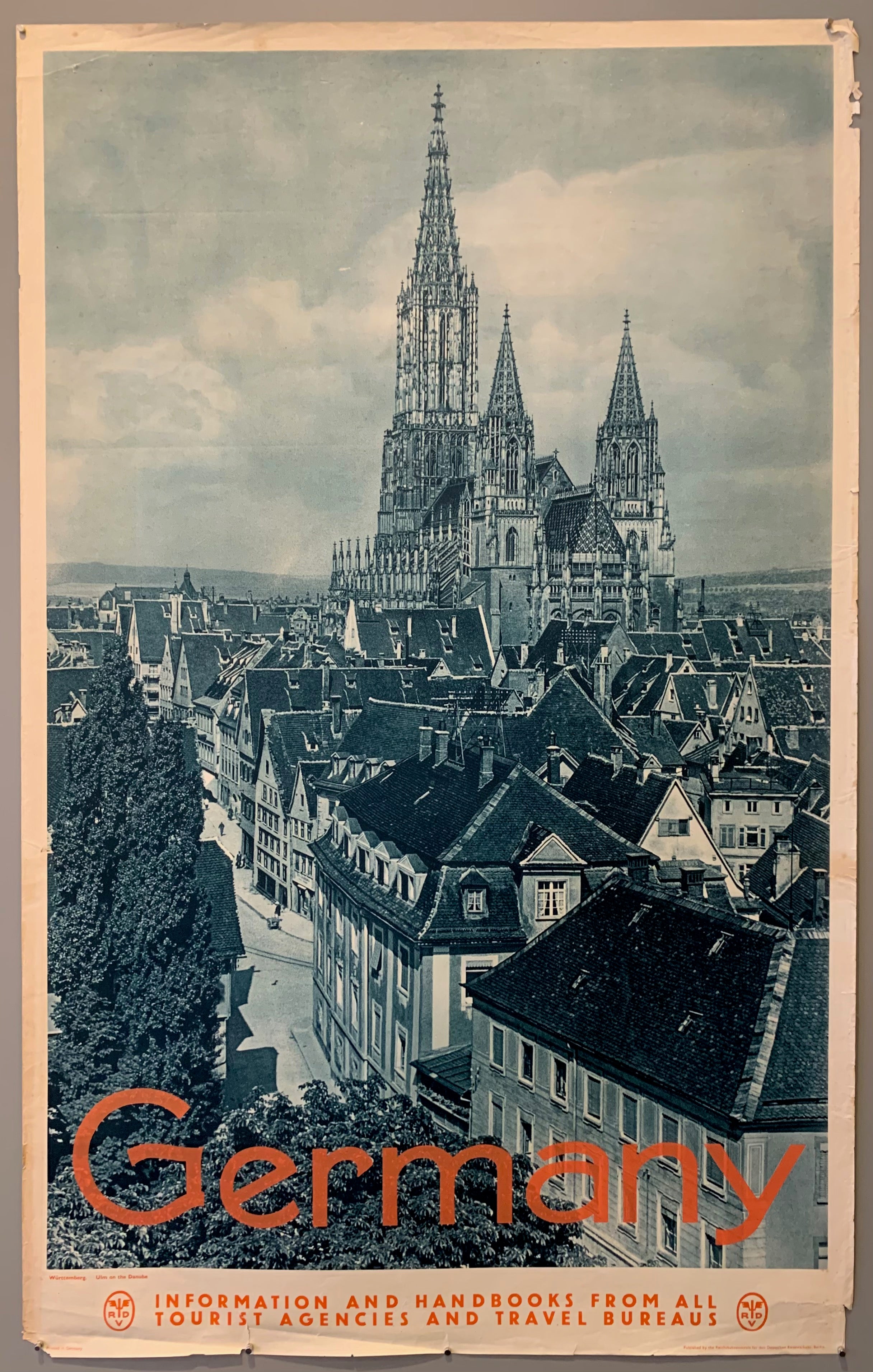Black and white image of the Ulm Minster in Ulm from behind.