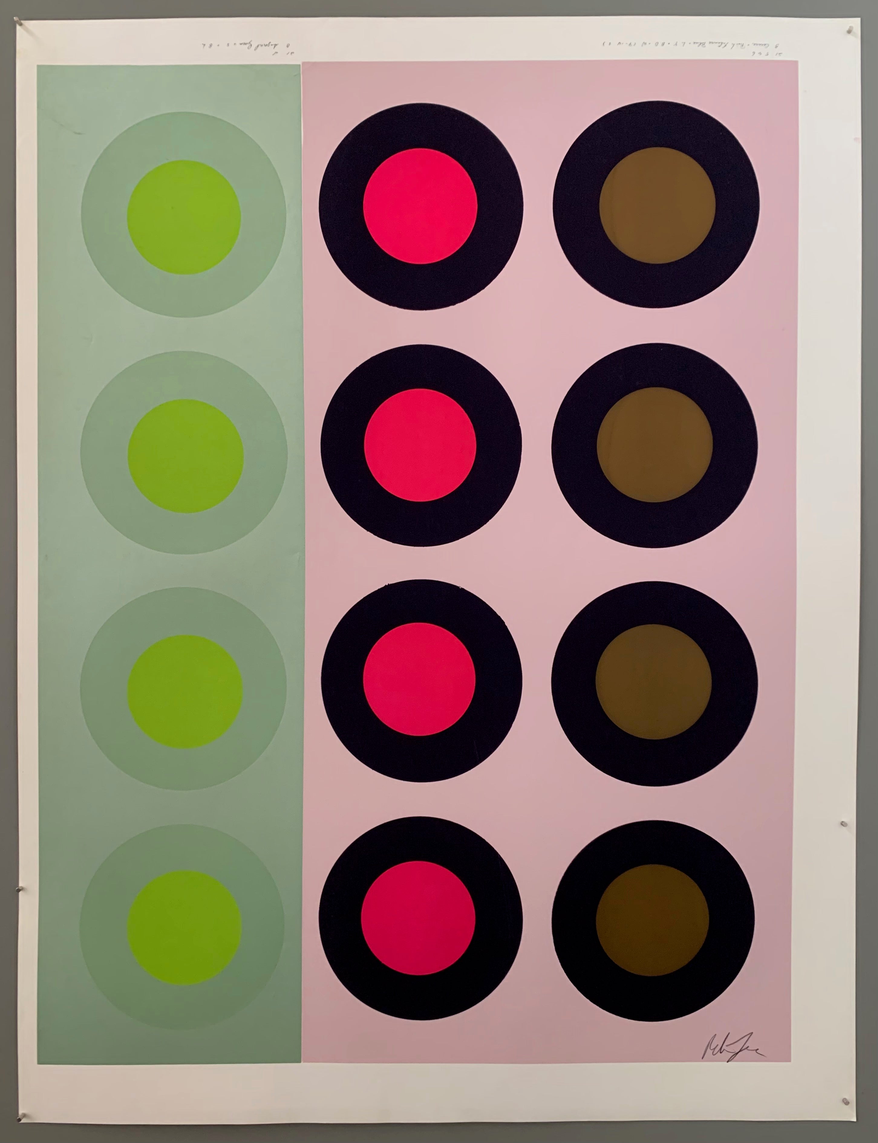 One row of targets on a green panel and two rows of targets on a pink panel