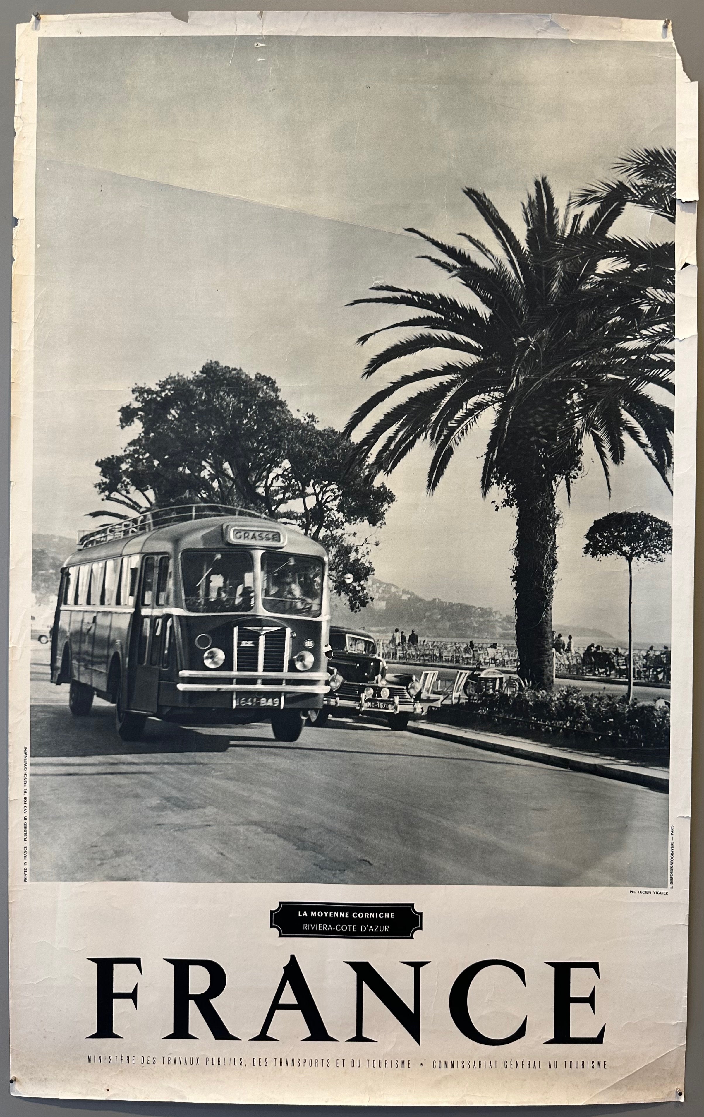 40x25 1950s black and white french travel poster advertising the moyenne corniche featuring photo of tour bus driving along the coast road with crowds in background