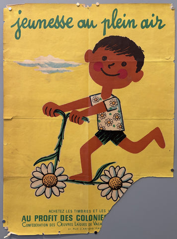 Jeunesse au plein air kid on scooter